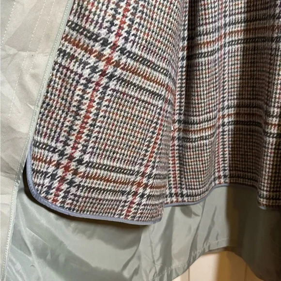 Vintage London Fog Women's Tan Trench Coat - Picture 6 of 13